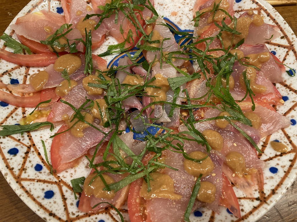 イナダの刺身トマト乗せ